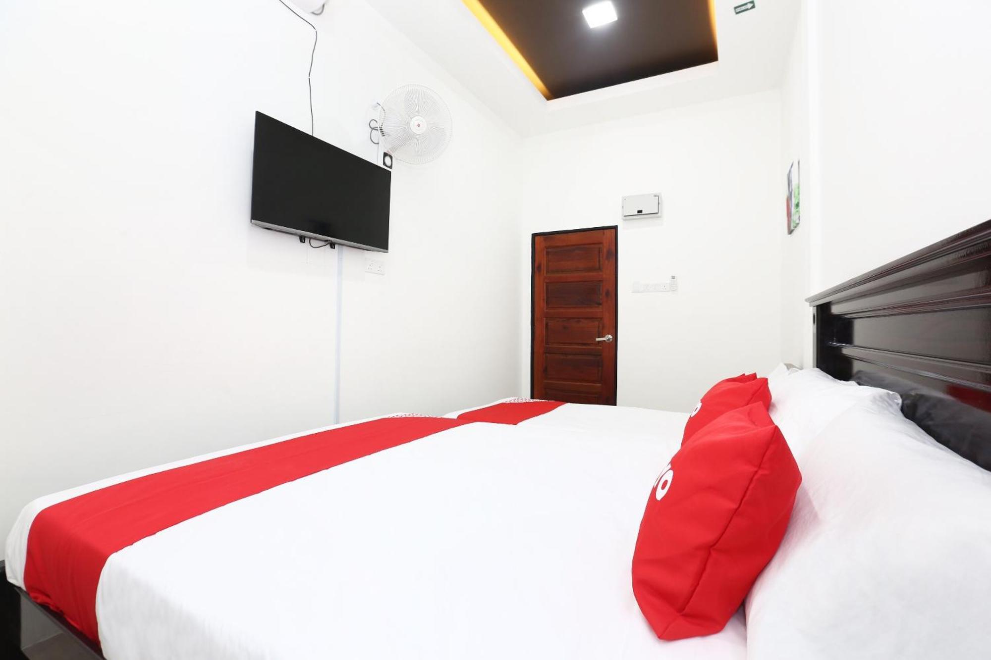 Super Oyo 89678 Ady Hotel Куала-Тренгану Экстерьер фото