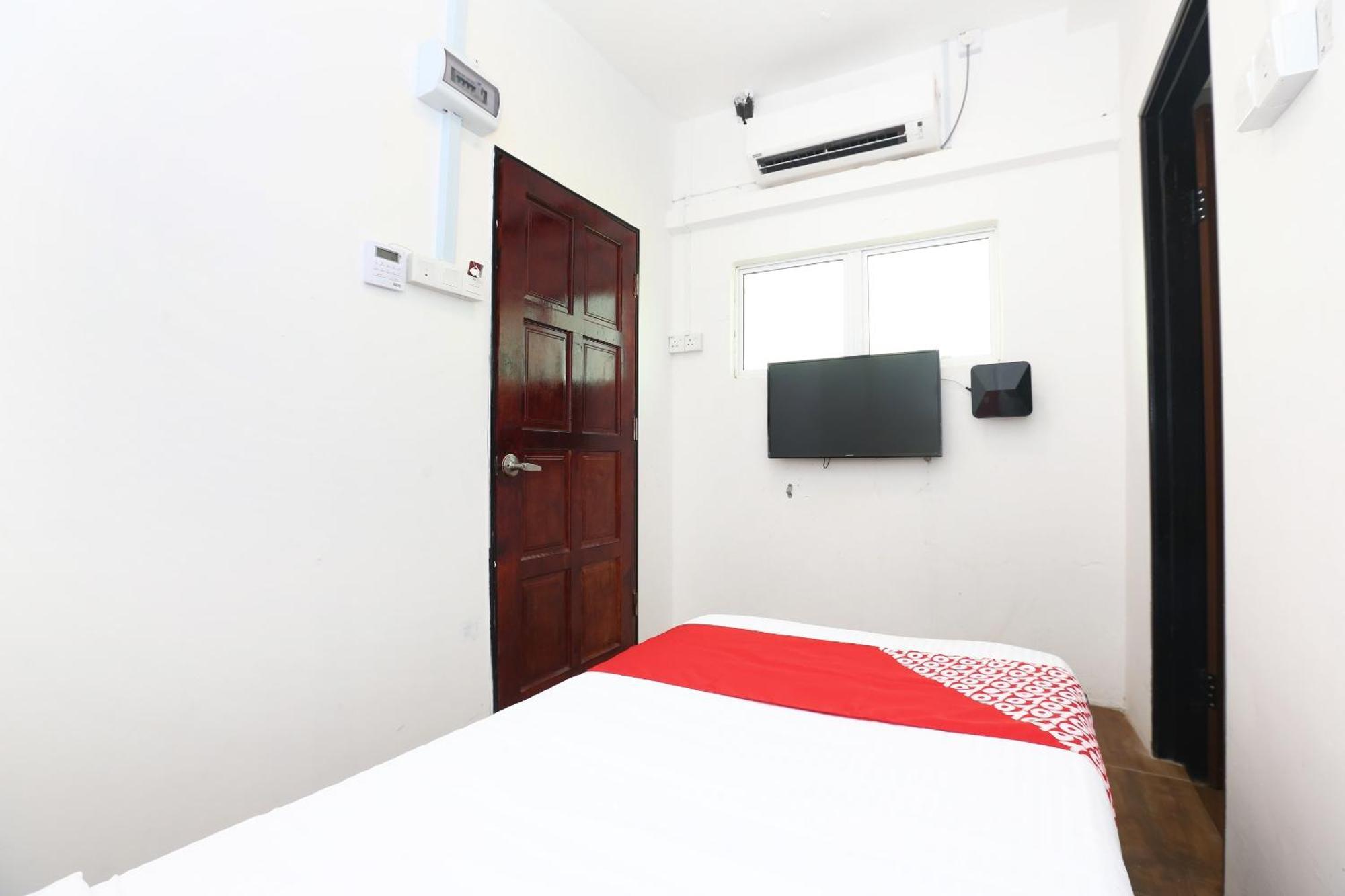 Super Oyo 89678 Ady Hotel Куала-Тренгану Экстерьер фото