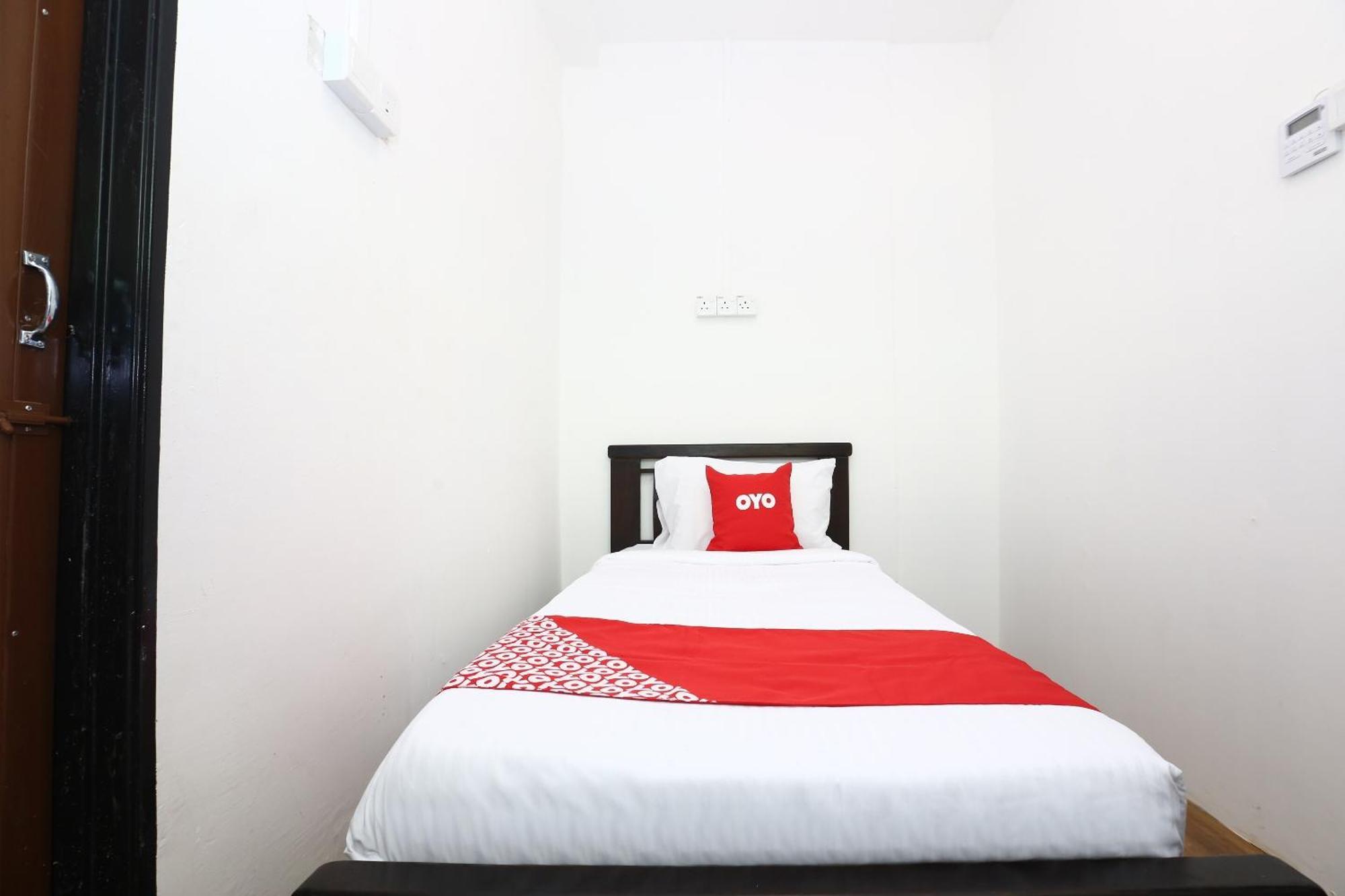 Super Oyo 89678 Ady Hotel Куала-Тренгану Экстерьер фото
