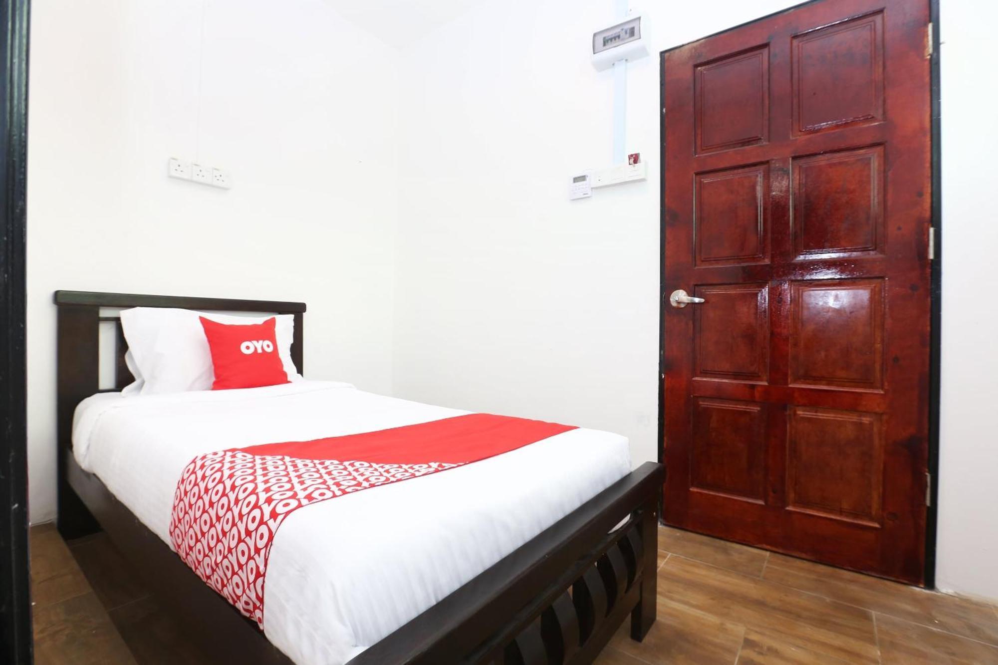 Super Oyo 89678 Ady Hotel Куала-Тренгану Экстерьер фото