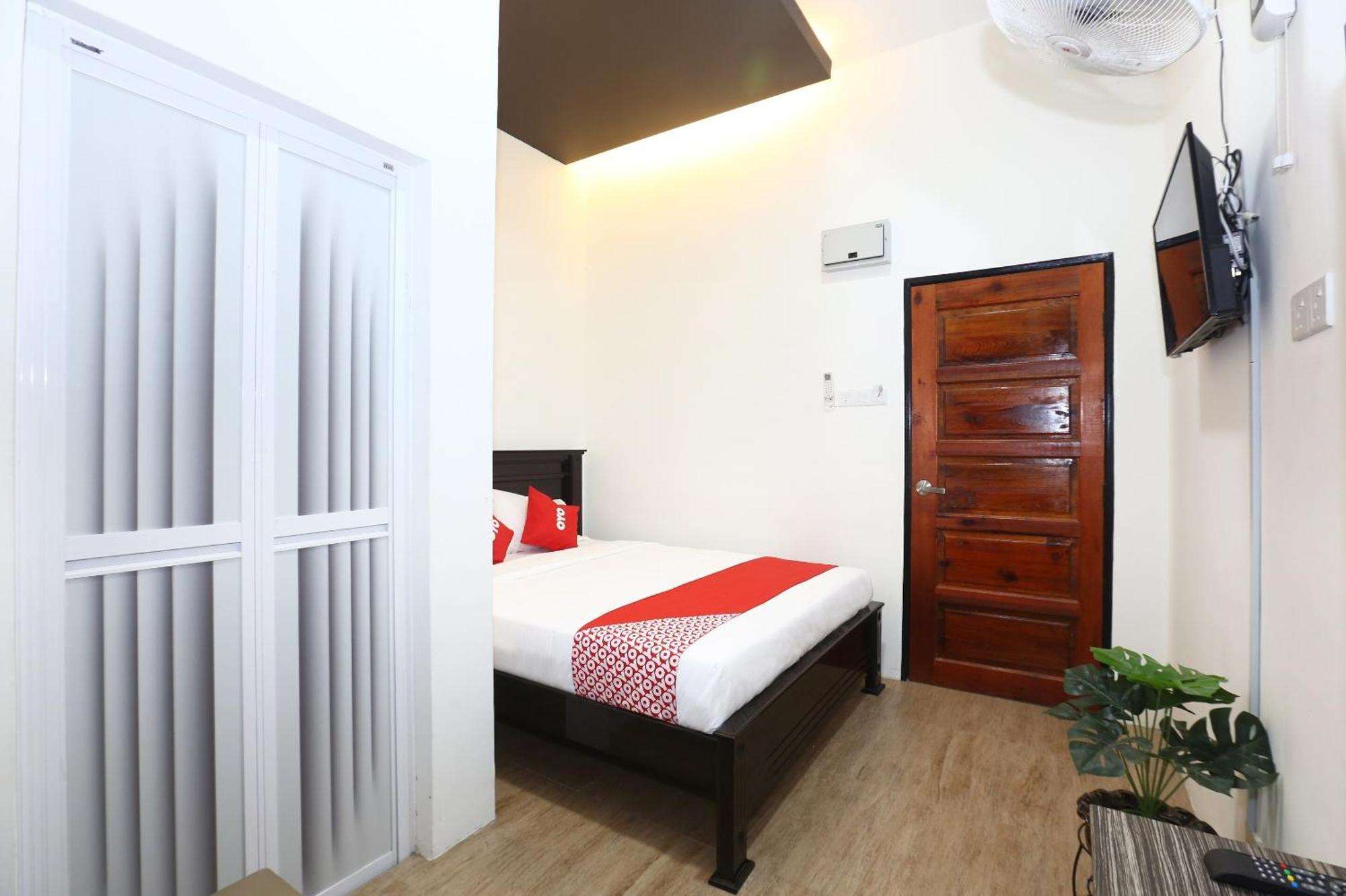 Super Oyo 89678 Ady Hotel Куала-Тренгану Экстерьер фото